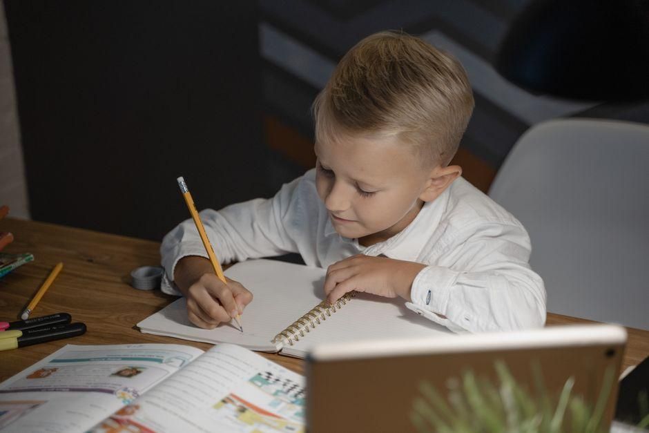 Les meilleures méthodes pour aider un enfant à devenir autonome dans ses devoirs