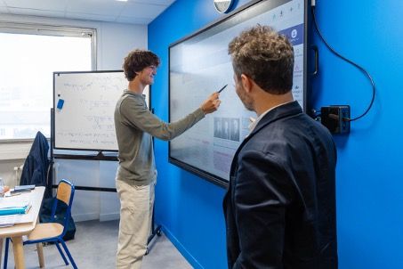 Élèves de lycée travaillant en petits groupes