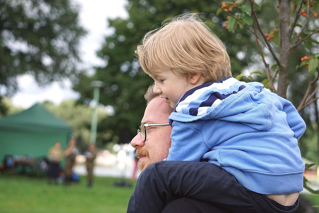Parent et enfant dans un moment de confiance
